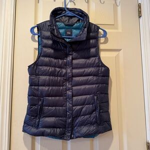 GAP Women's Navy Puffer Vest